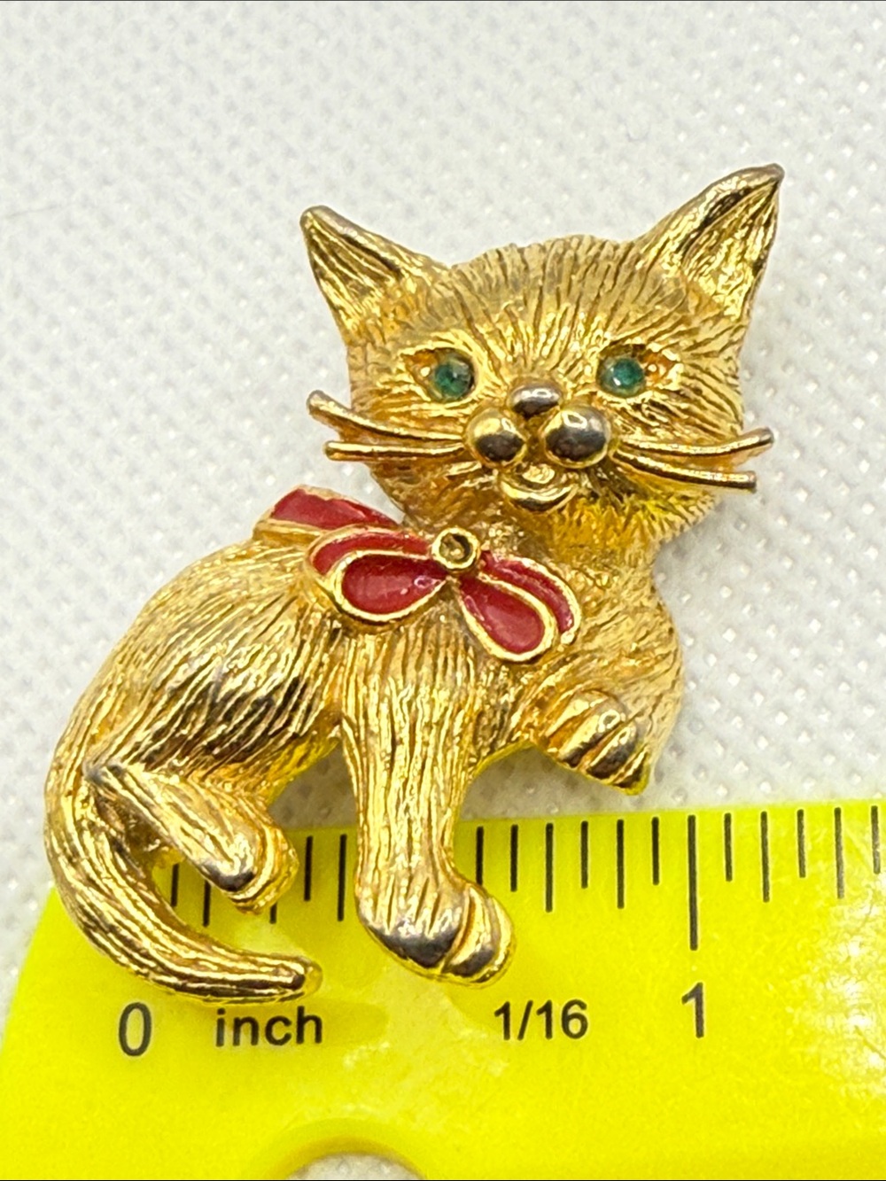 Vintage Gold-Tone Cat Brooch with Red Bow and Green Eyes signed - Picture 12 of 12